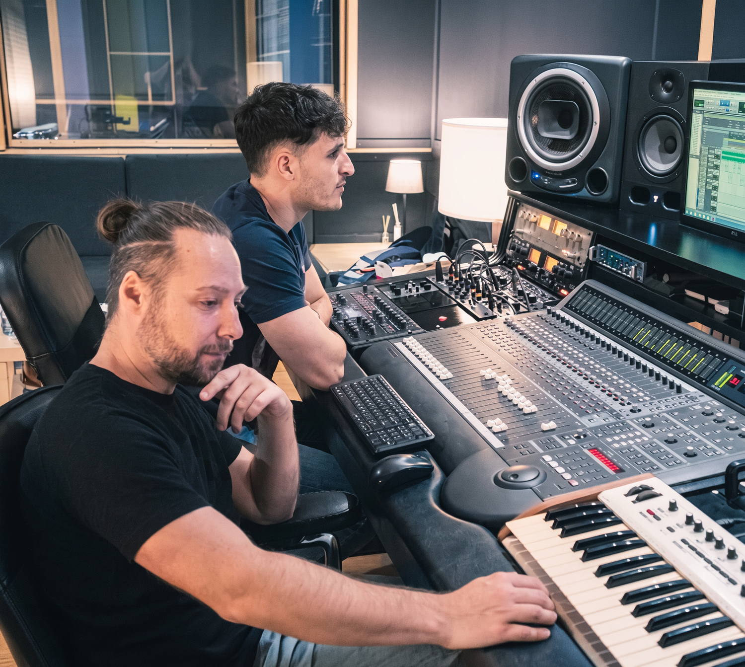 Paco y Edy trabajando en el estudio de Top Mastering